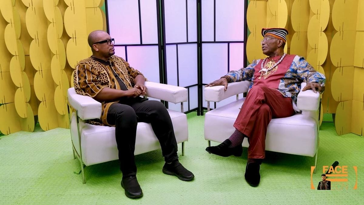 Emile Kangue, en tenue traditionnelle camerounaise, répond à Eric Christian NYA sur le plateau de Face à ECN à Atlanta